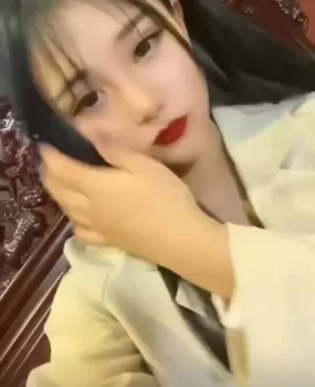 颜值担当。身材不错