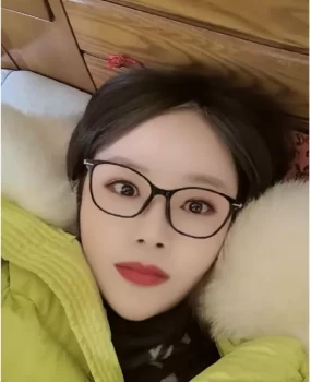 气质反差眼镜女