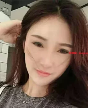 表面是个做微商的兼职美女